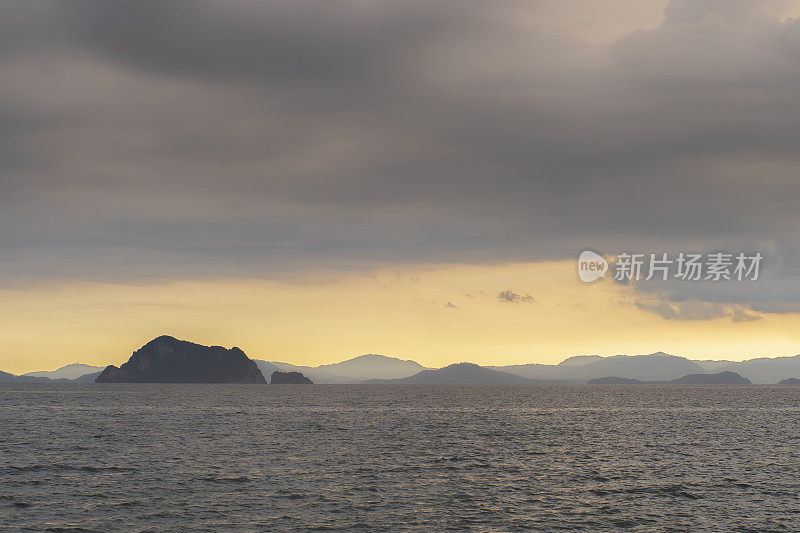 在泰国普吉岛和甲米之间的安达曼海上的岛，Koh Yao Yai的夜景。